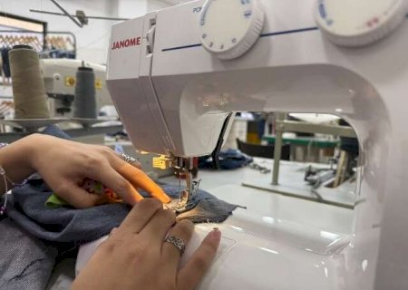 Jeans velho, moda nova, mulheres transformam retalhos em estilo