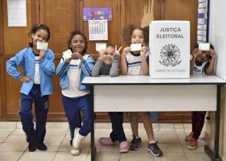 Educa&ccedil;&atilde;o pol&iacute;tica nas escolas ter&aacute; hist&oacute;ria do voto e combate &agrave; desinforma&ccedil;&atilde;o