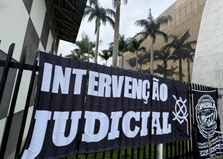 Torcedores do Corinthians protestam no Parque São Jorge e pedem intervenção judicial