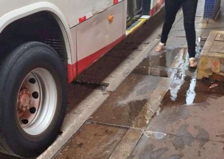 Fossa vaza h&aacute; dois meses e mau cheiro incomoda usu&aacute;rios do Terminal Moren&atilde;o
