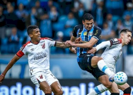 Gr&ecirc;mio bate Athletico-PR e deixa rival Inter na zona de rebaixamento