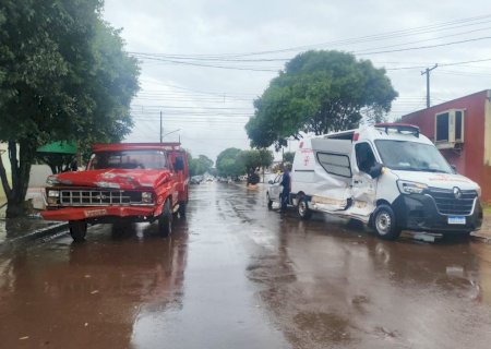 CHUVA FORTE: Ambulância se envolve em acidente durante atendimento em Itaporã